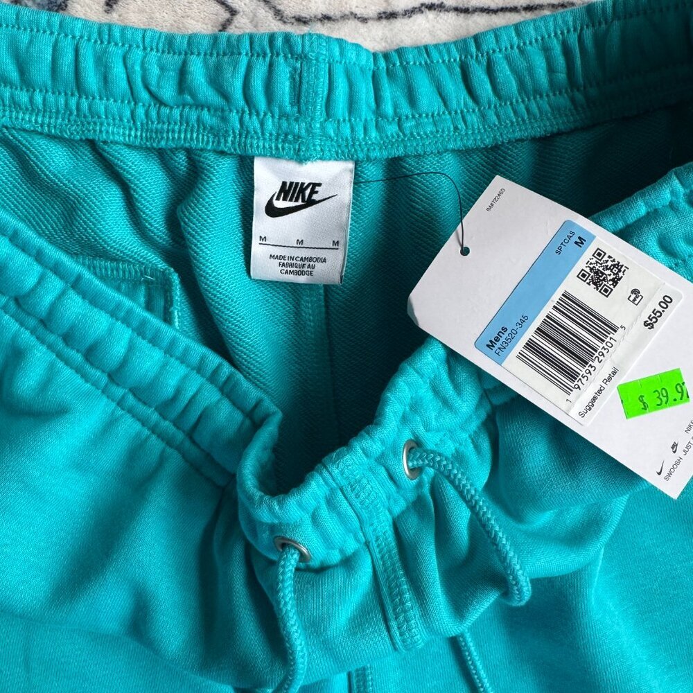 Nike Mens Standard Fit Above Knee Shorts - size Medium NWT - Picture 2 of 4